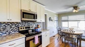 House (3 Bedrooms) | Private kitchen | Microwave, oven, stovetop, dishwasher