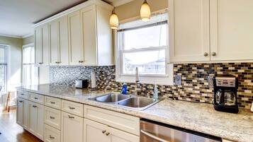 House (3 Bedrooms) | Private kitchen | Microwave, oven, stovetop, dishwasher