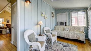 House (3 Bedrooms) | Living area | TV