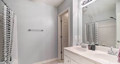24 Mi to Washington DC: Woodbridge Condo