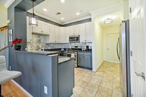 Apartment (2 Bedrooms) | Interior - 24 Mi to Washington DC: Woodbridge Condo (Woodbridge)