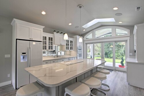 Contemporary Tacoma Cottage w/ Deck & Pond!