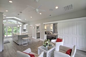 Interior - Contemporary Tacoma Cottage w/ Deck & Pond! (Tacoma)