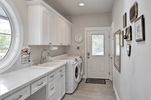 Cottage (2 Bedrooms) | Interior - Contemporary Tacoma Cottage w/ Deck & Pond! (Tacoma)