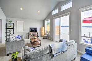 House (0 Bedroom) | Interior - Manette Waterfront: Kayak the Bay & Walk to Town! (Bremerton)