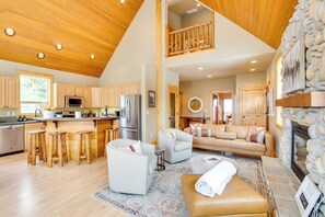 Een televisie en een open haard