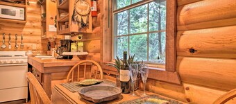 'cedar Falls Cabin 4': Nestled by Honey Creek