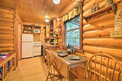 'cedar Falls Cabin 4': Nestled by Honey Creek