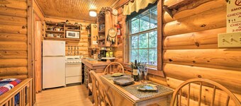 'cedar Falls Cabin 4': Nestled by Honey Creek