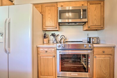 Charming East Bernstadt Retreat < 6 Acre Farm!