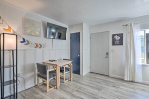 Dining - Rockaway Beach Studio ~ 11 Mi to The Strip! (Rockaway Beach)