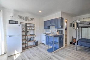 Lò vi sóng, lò nướng, bếp nấu, dụng cụ nấu nướng/bát dĩa/dao nĩa 