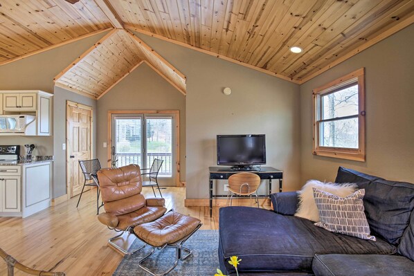 Interior - Cozy Hayesville Couples Getaway w/ Marina Access! (Hayesville)