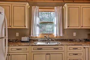 Interior - Cozy Hayesville Couples Getaway w/ Marina Access! (Hayesville)