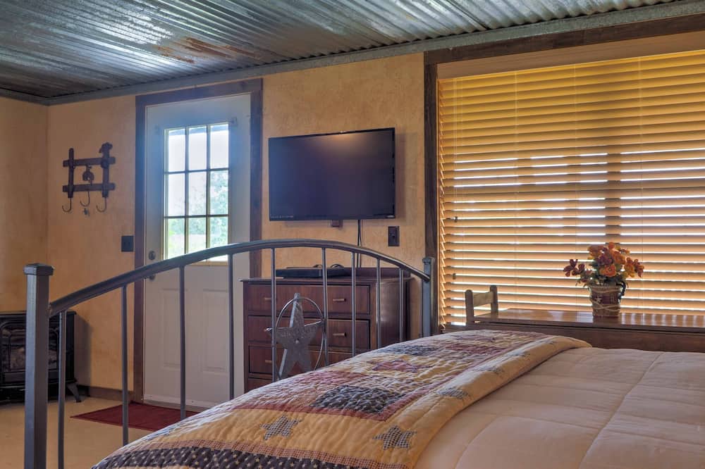 Charming Carmine Studio w/ Pond On 60-acre Farm! - Lee County, TX
