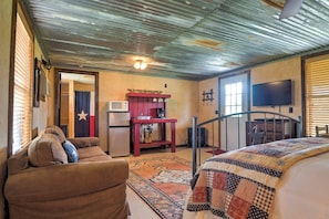 1 bedroom, bed sheets - Charming Carmine Studio w/ Pond On 60-acre Farm! (Carmine)