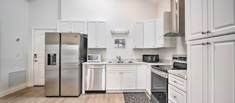 Sleek Tavares Condo 3 Miles to Downtown