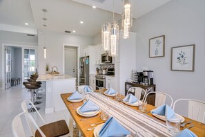 Microwave, oven, stovetop, dishwasher - Family-friendly Cape Escape: Golf, Swim & Explore! (Cape Coral)