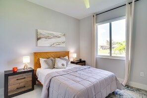 4 bedrooms, iron/ironing board, free cots/infant beds, bed sheets - Family-friendly Cape Escape: Golf, Swim & Explore! (Cape Coral)