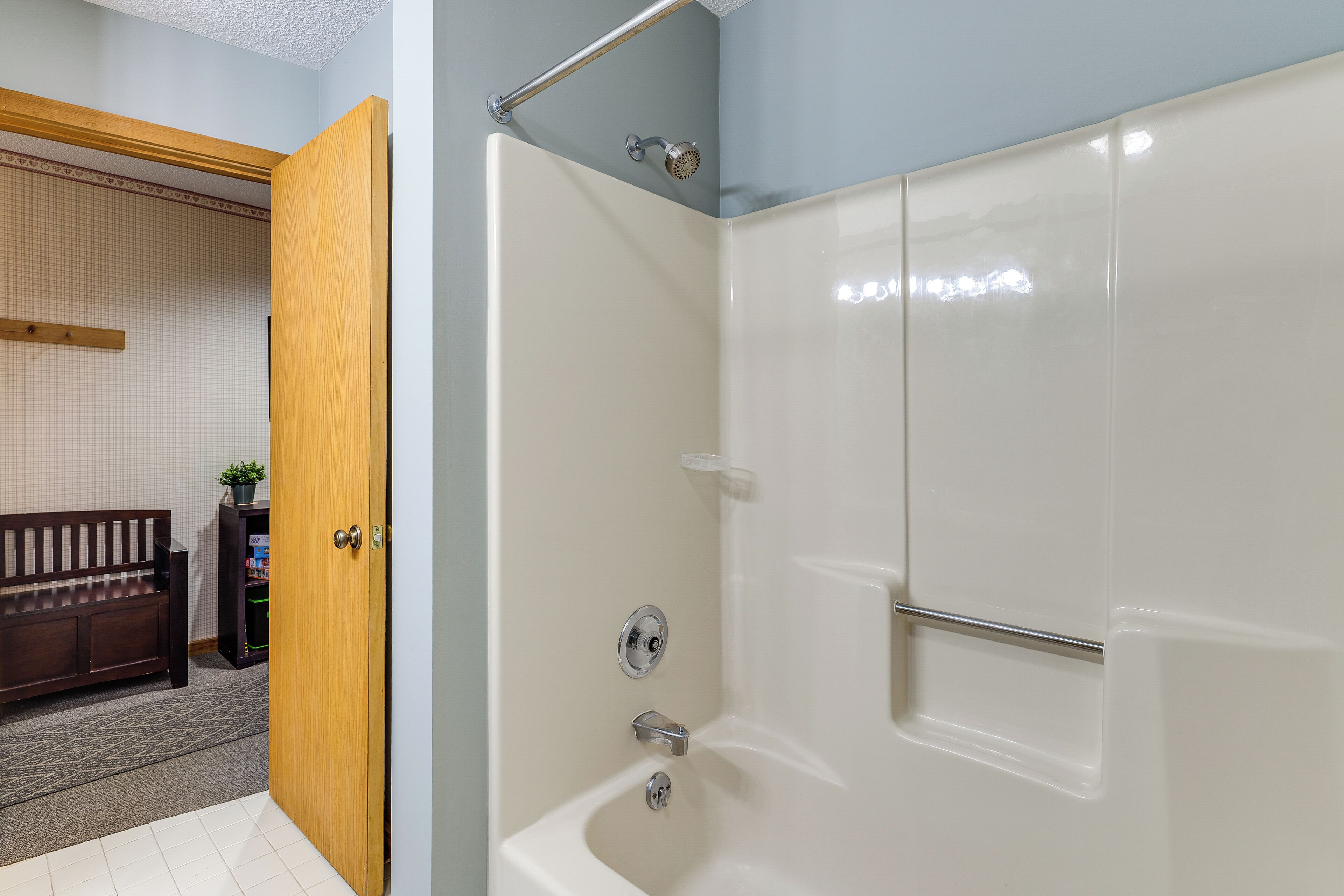 Un baño con bañera, ducha y retrete.