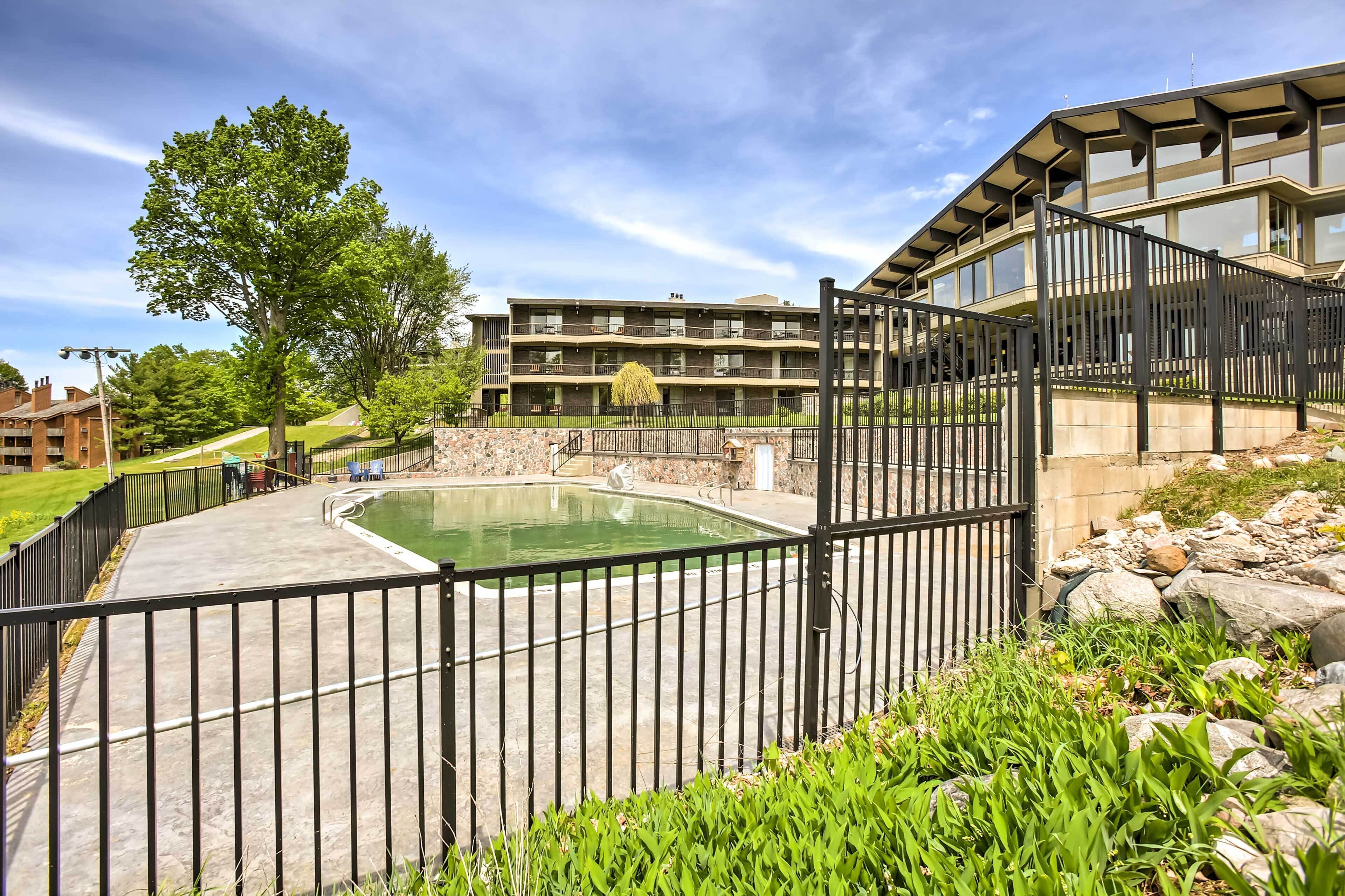Condo on 1st Green w/ Deck at Schuss Mountain!