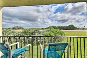 Property grounds - Sun-soaked Condo w/ Balcony - Steps to Beach! (Ormond Beach)