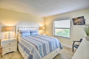 Apartment (2 Bedrooms) | 2 bedrooms, iron/ironing board, bed sheets - Sun-soaked Condo w/ Balcony - Steps to Beach! (Ormond Beach)