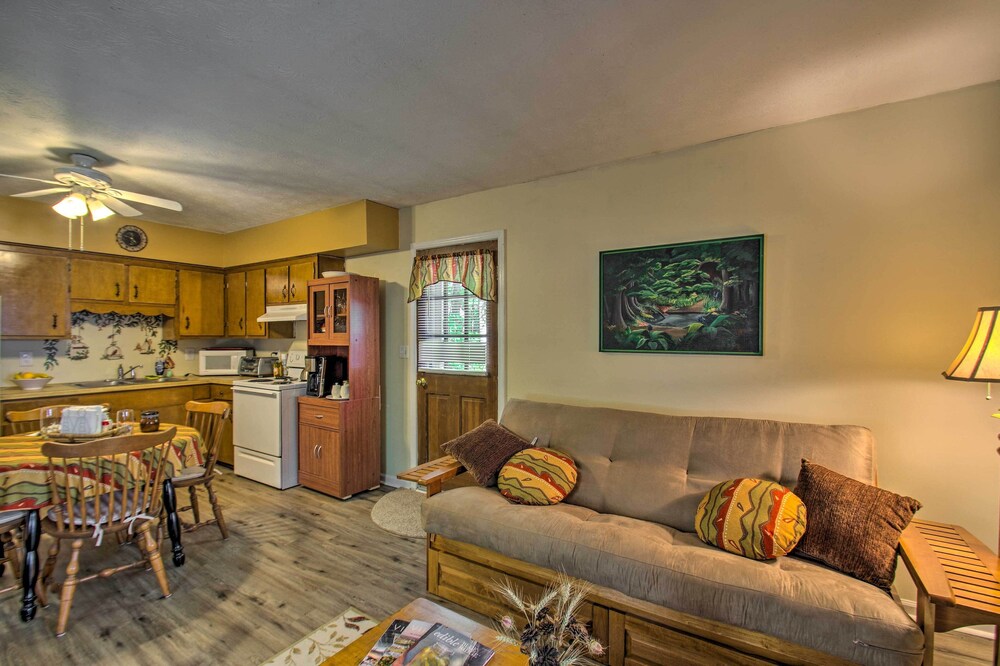 Quaint Hinton Hideaway - Hunt & Fish Nearby!