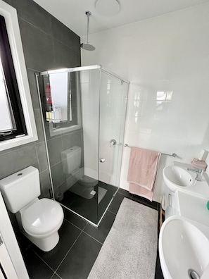 Shower - Modern House Easy to Maintain Close to Train Station, Westfield, Cafes and Beach (Dover Gardens)