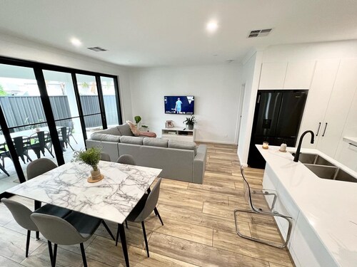 Modern House Easy to Maintain Close to Train Station, Westfield, Cafes and Beach