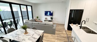 Modern House Easy to Maintain Close to Train Station, Westfield, Cafes and Beach
