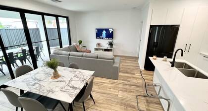 Modern House Easy to Maintain Close to Train Station, Westfield, Cafes and Beach