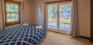 8 bedrooms, WiFi, bed sheets - Lake Front 2.20 acre estate  Private boat launch with pier (Johnsburg)