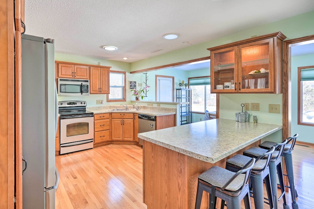 Cedar Rapids Home ~ 3 Mi to Dtwn!