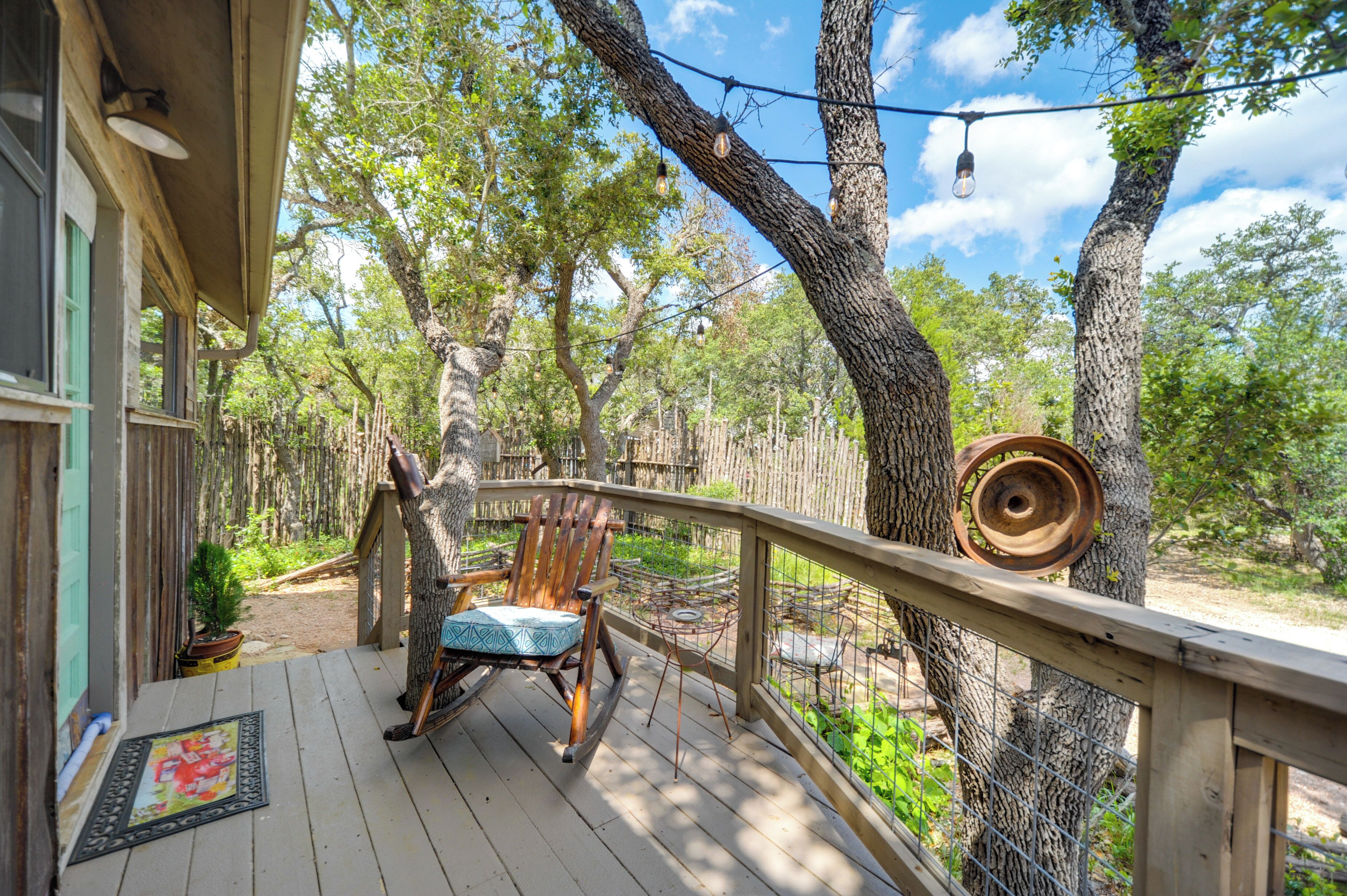 Snuggle Inn Wimberley Cabin w/ Fire Pit + Deck