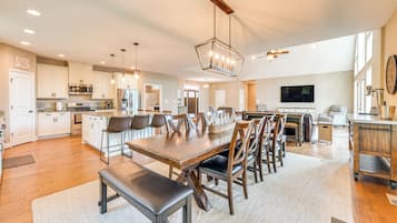House (6 Bedrooms) | Interior