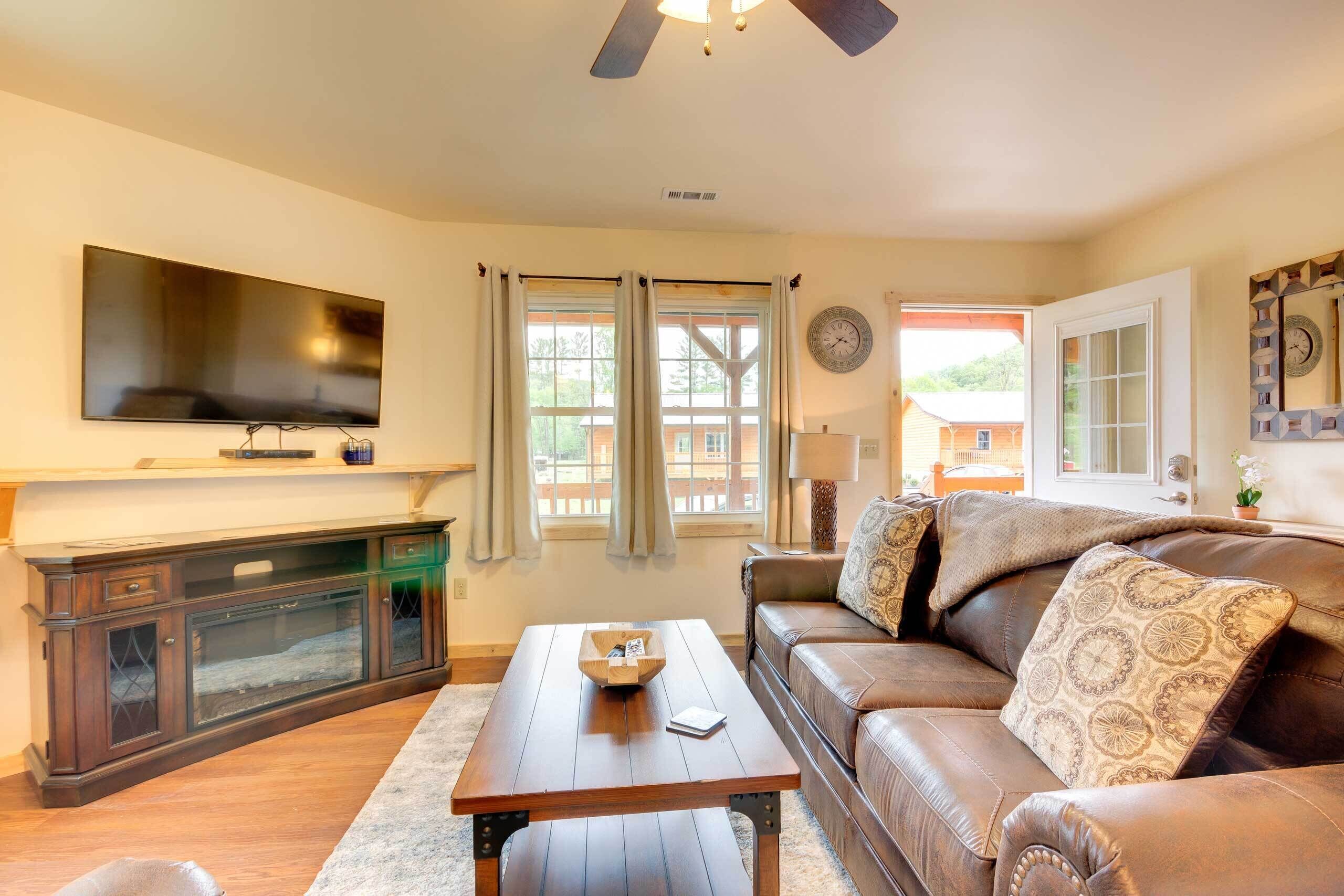 Bears Den' Cabin w/ Porch ~ 5 Mi to Bryson City!