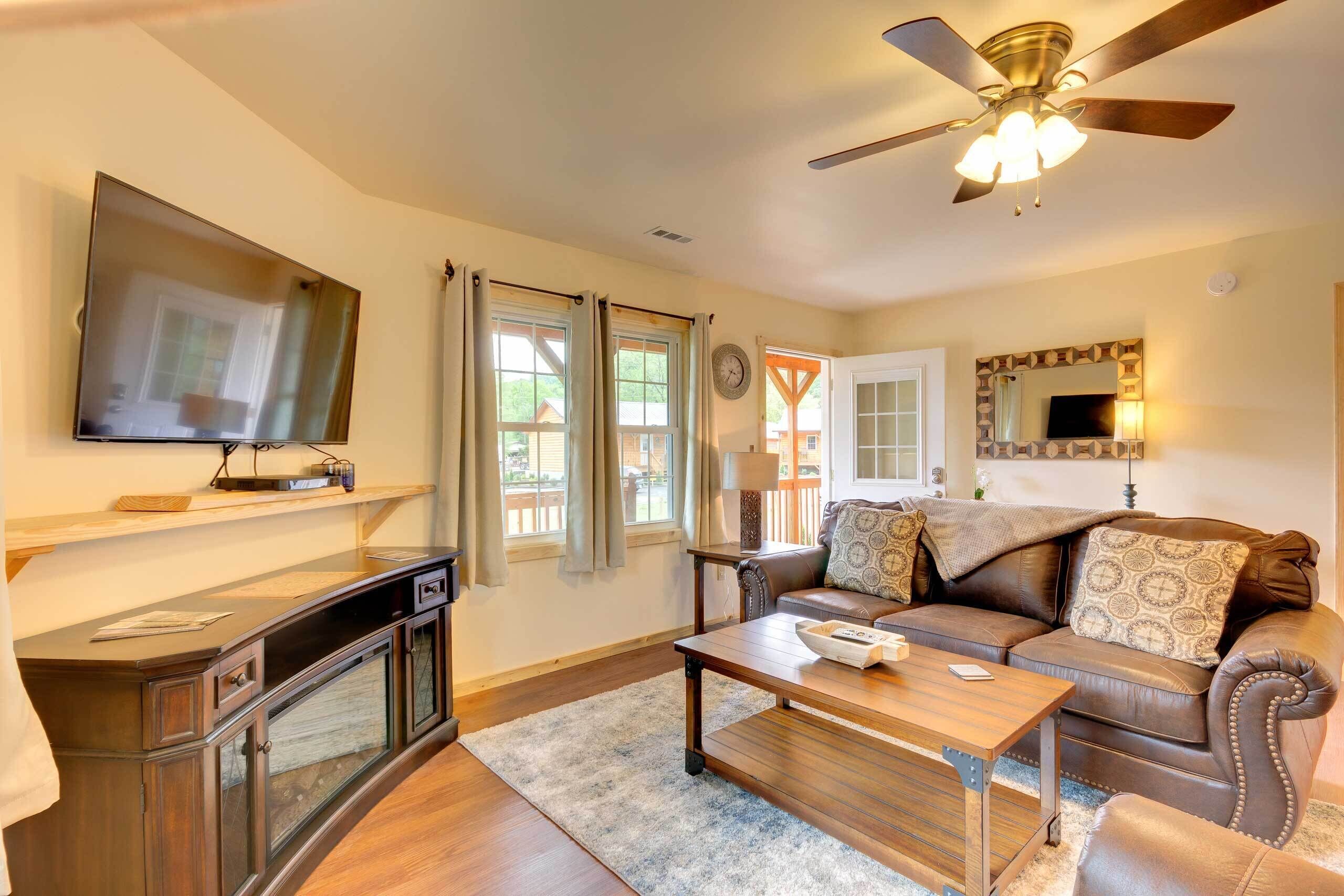 Bears Den' Cabin w/ Porch ~ 5 Mi to Bryson City!