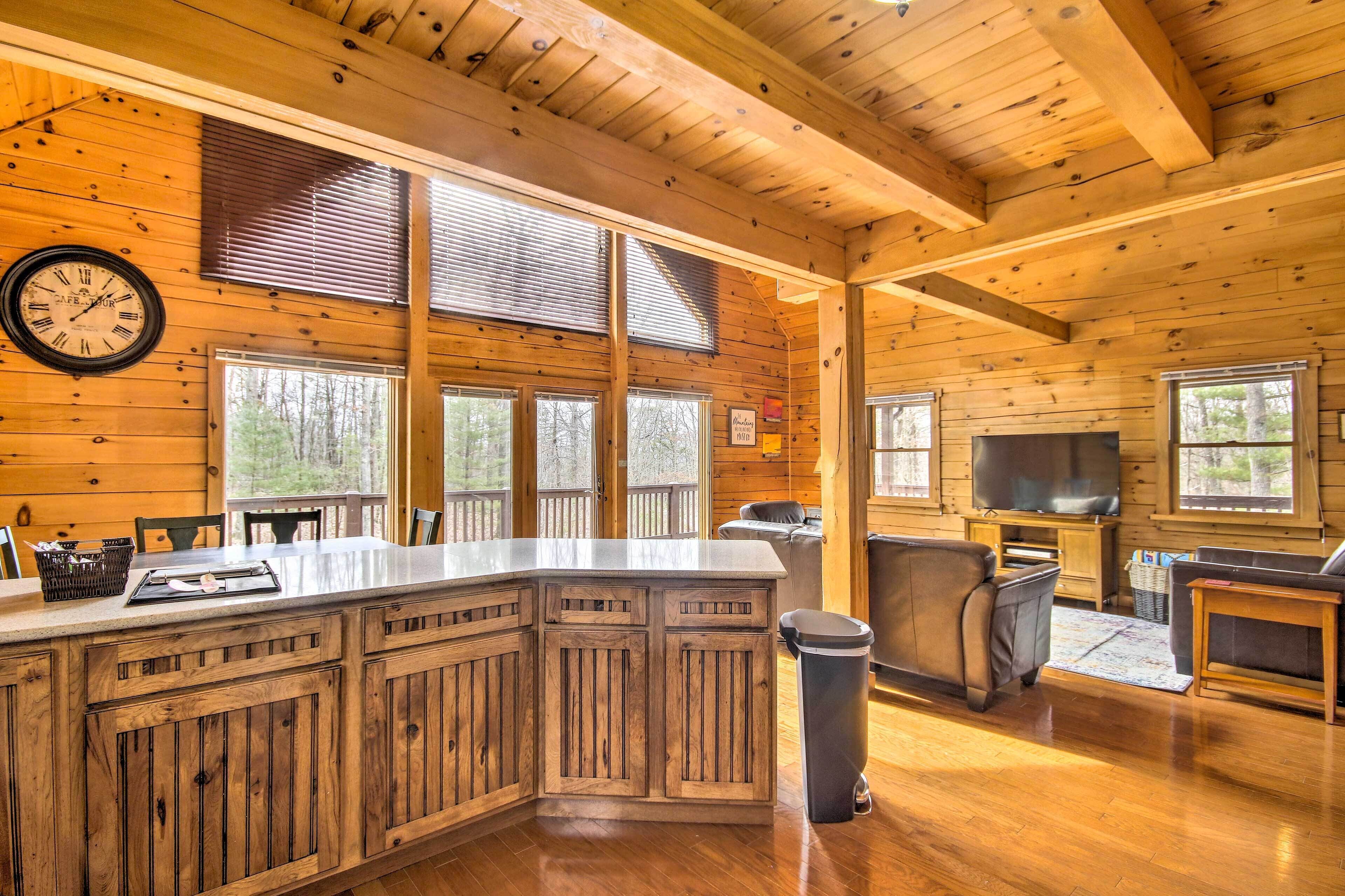 Comfortable Log Home ~ 4 Miles to Shenandoah River