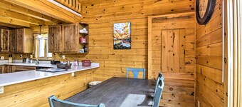 Cozy Winter Retreat: Great Location & Pet Friendly