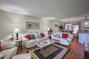 Interior - Golf Course Front Townhome Near Mtn Biking Trails! (Bella Vista)