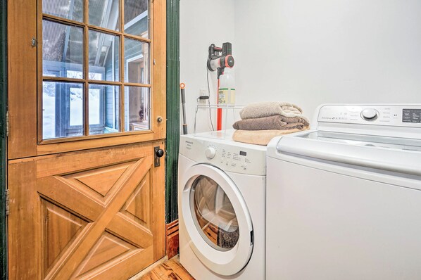 A laundry area with a wooden door, a washing machine, and a dryer. - Cozy House: Walk to Park City Mountain Lifts! (Park City)