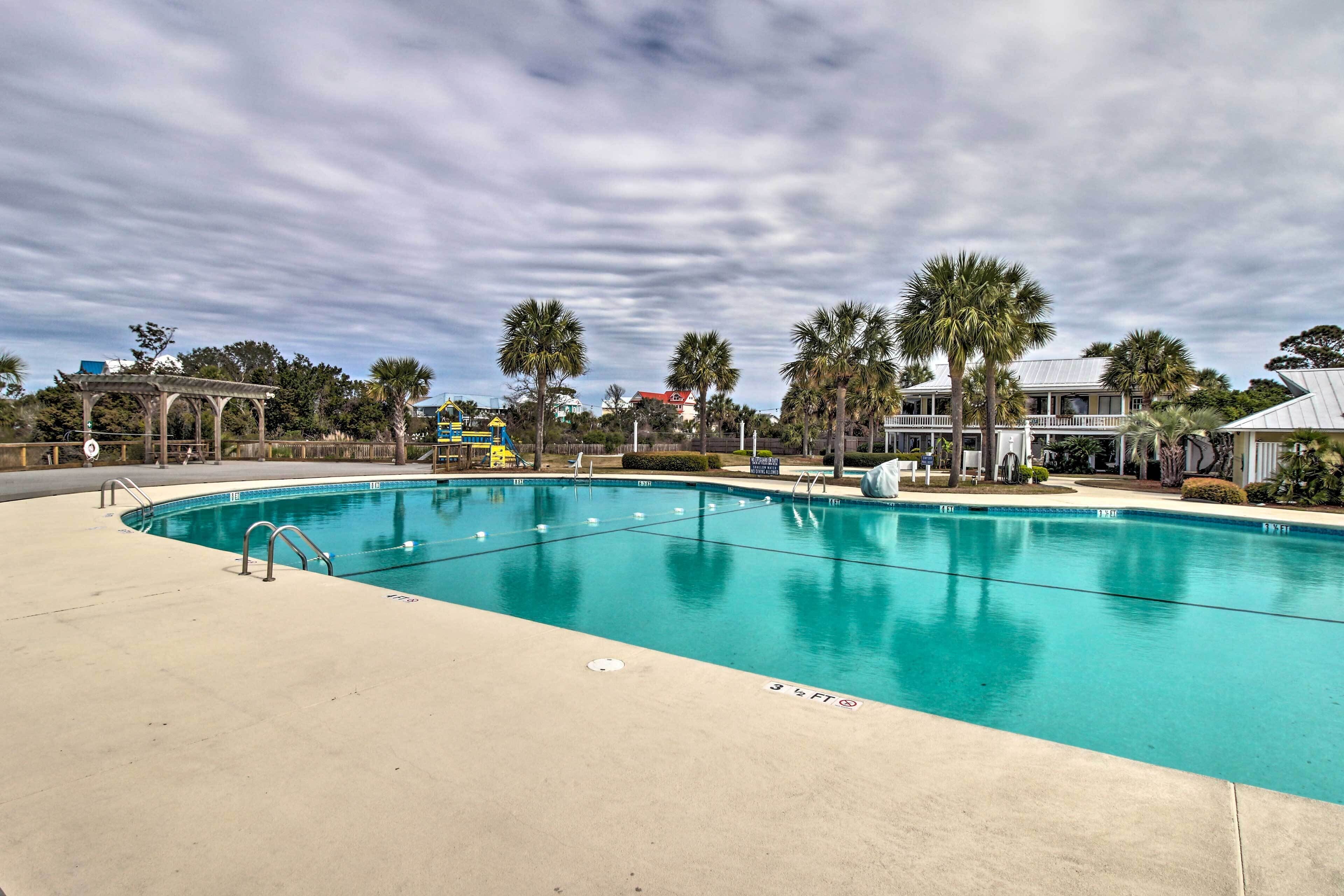 Sunny Saint Helena Island Condo: Steps to Beach!