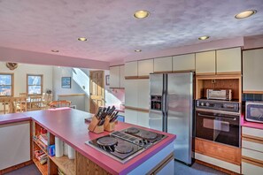 House (5 Bedrooms) | Private kitchen | Microwave, oven, stovetop, dishwasher