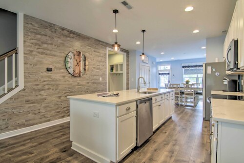 2 Mi to Bethany Beach: Modern Townhome w/ Patio