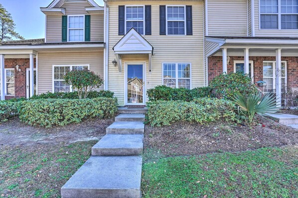 Front of property - Charleston Townhome ~ 13 Mi to Sand & Surf! (Charleston)