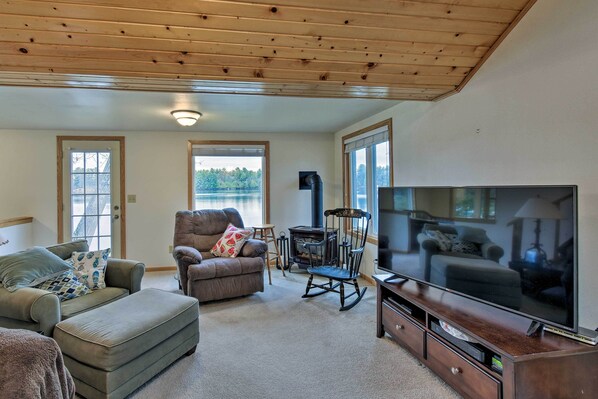 Cottage (2 Bedrooms) | Interior - Lakefront Home w/ Seasonal Dock - 2 Mi to Skiing! (Wautoma)
