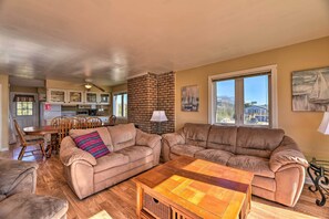 Apartment (2 Bedrooms) | Interior - 'east of the Sun' Beachside Apartment w/ Deck! (Emerald Isle)