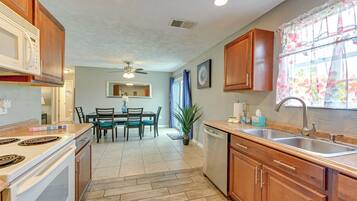 House (3 Bedrooms) | Interior