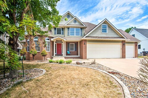 Pet-friendly Des Moines Home w/ Fenced Yard!